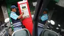 Petugas melakukan pembayaran pada mesin parkir meter di Jalan Falatehan, Jakarta, Selasa (1/11). Melalui mesin parkir meter, pemerintah mendorong penggunaan uang elektronik, khususnya untuk sektor transportasi. (Liputan6.com/Immanuel Antonius)