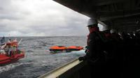 Anggota Korea Coast Guard (Penjaga Pantai Korea Selatan) mencari awak kapal kargo yang tenggelam Rabu pagi di perairan antara Korea Selatan dan Jepang. (The Korea Coast Guard via AP)