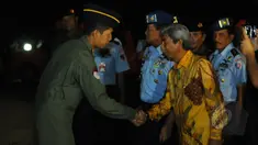 Suasana pelepasan tim evakuasi WNI dari wilayah Yaman di Lapangan Udara Halim Perdana Kusuma, Jakarta, Kamis (2/4/2015). Ada 22 personel TNI dan perwakilan Kemlu yang tergabung dalam satgas ini.  (Liputan6.com/Herman Zakharia)