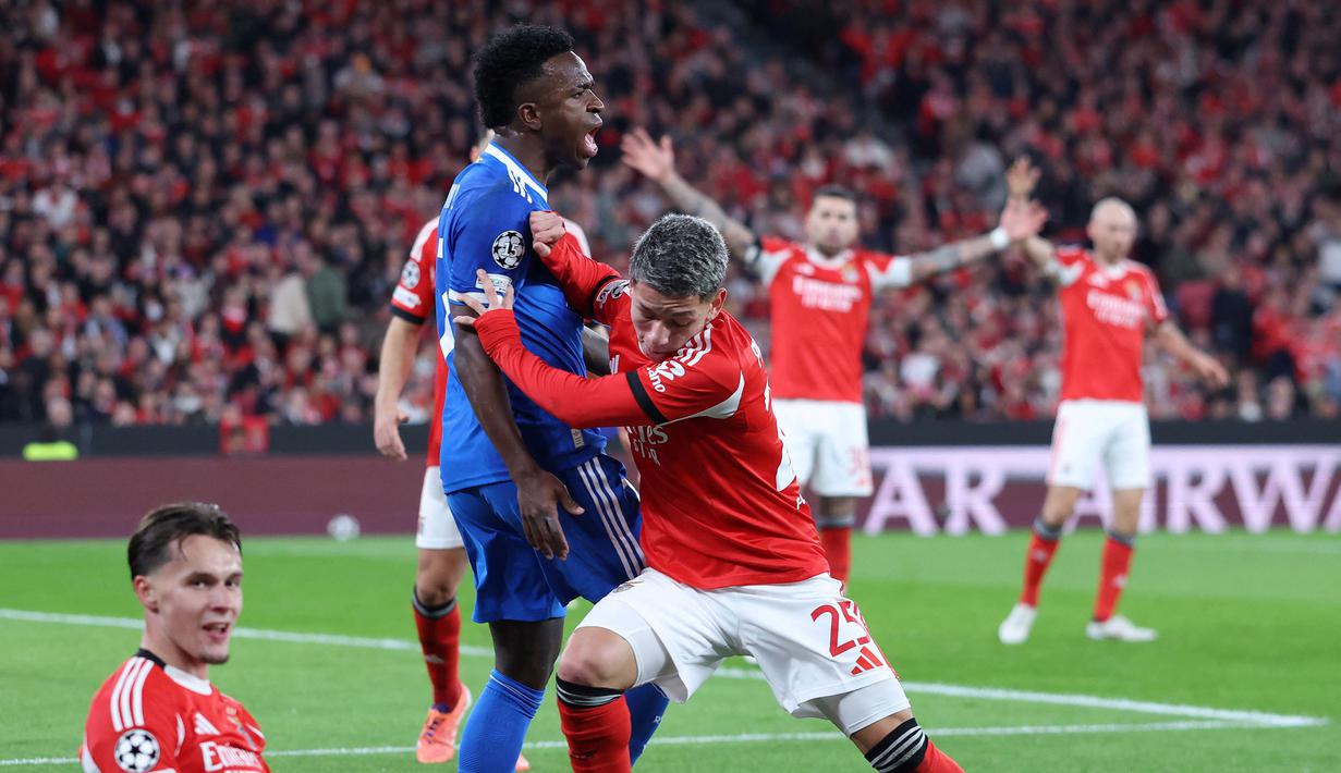 Deretan drama mewarnai laga play off leg-1 Liga Champions 2025/2026 antara Benfica melawan Real Madrid di Estadio Da Luz, Lisbon, Portugal, Selasa (17/02/2026) malam waktu setempat. (AFP/Patricia De Melo Moreira)