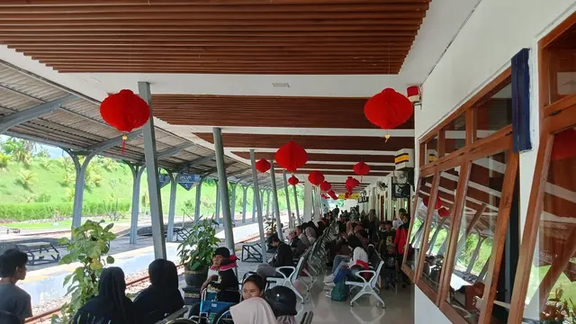 PT KAI pasang ornamen bernuansa imlk di sejumlah stasiun di wilayah Daop 9 Jember (Istimewa)