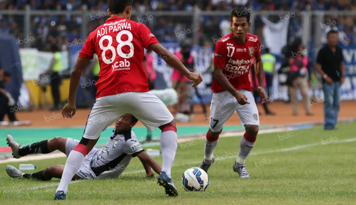 Pemain Sriwijaya FC, Bayu Gatra, terjatuh saat berduel dengan para pemain Bali United pada perebutan tempat ketiga Torabika Bhayangkara Cup 2016 di Stadion Utama Gelora Bung Karno, Jakarta, Minggu (3/4/2016). (Bola.com/Nicklas Hanoatubun)