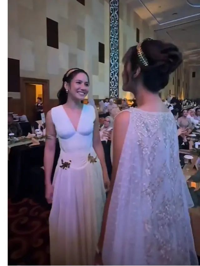 5 Momen Pevita Pearce Ketemu 'Kembaran' Klaudia Kristi, Sama-sama Tampil Bergaun