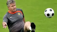 Dutch coach of the Russian national football team Guus Hiddink controls a ball during a training session on June 24, 2008 in Basel, Switzerland. Russia play Spain in their Euro semi-final football match on June 26 in Vienna. AFP PHOTO / FRANCK FIFE