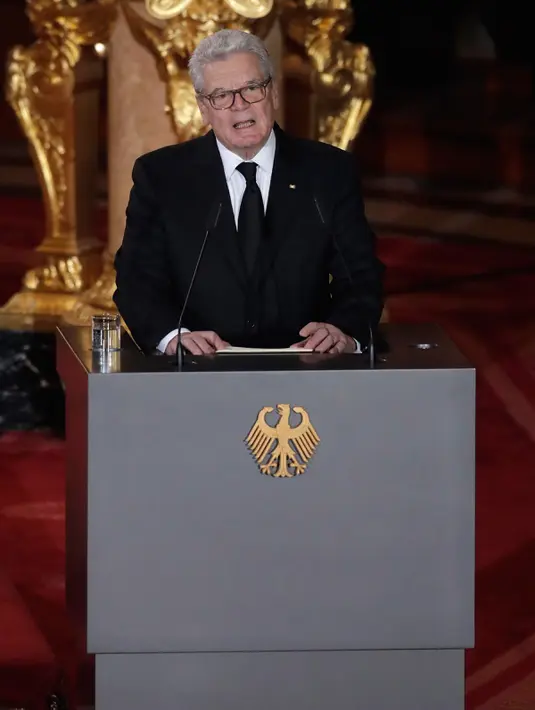 Presiden Jerman, Joachim Gauck menyampaikan pidatonya saat upacara pemakaman kenegaraan untuk mendiang mantan Presiden Jerman Roman Herzog di Gereja Katedral Berlin, Jerman (24/1). (AP/Ferdinand Ostrop/pool)