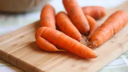 Seluruh kandungan antioksidan yang dimiliki wortel berada tepat di bawah kulitnya. Makanya sebaiknya ketika mengolah wortel menjadi makanan, tidak perlu mengupas kulitnya. Cukup mencucinya di bawah air yang mengalir. (Istimewa)