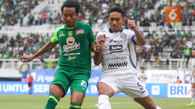 Persebaya Surabaya melawan Persija Jakarta di BRI Liga 1 2024/2025.