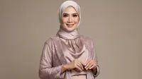 7 Inspirasi Outfit Ibu-Ibu Sosialita 40 Tahun ke Atas yang Stylish di 2025