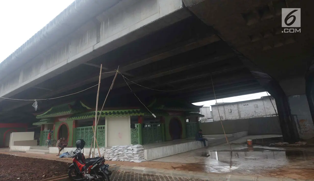 Kondisi musala Babah Alun yang masih dalam tahap pembangunan di Jalan Gang 12, Papanggo, Jakarta Utara, Rabu (25/4). Musala ini diharapkan dapat dimanfaatkan warga sekitar dan menjadi tempat ekowisata religi. (Merdeka.com/Imam Buhori)