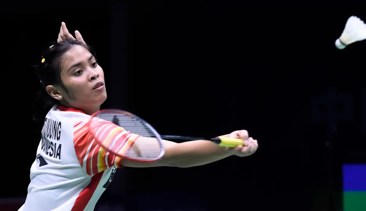 Tunggal putri Indonesia, Gregoria Mariska Tunjung mengembalikan kok ke arah pebulu tangkis Taiwan, Tai Tzu Ying pada babak perempat final Piala Sudirman 2019 di Nanning, China, Jumat (24/5/2019). Kekalahan Gregoria Mariska Tunjung membuat Taiwan menyamakan kedudukan menjadi 1-1. (WANG ZHAO/AFP)
