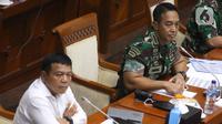 Panglima TNI Jenderal TNI Andika Perkasa (kanan) mengikuti rapat kerja bersama Komisi I DPR di Senayan, Jakarta, Kamis (24/3/2022). Rapat membahas permohonan persetujuan penjualan barang milik negara berupa kapal Eks KRI Teluk Sampit-515 pada Kementerian Pertahanan. (Liputan6.com/Angga Yuniar)
