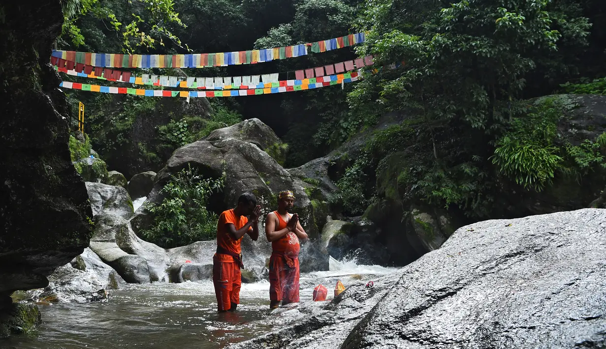 Umat hindu Nepal berdoa saat perayaan Shravan di Sundarijal di pinggiran Kathmandu (7/8). Mereka melakukan doa untuk meminta kehidupan yang bahagia dan sejahtera. (AFP Photo/Prakash Mathema)