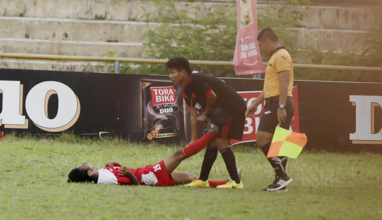 Pemain STKIP Mega Resky membantu pemain STIMED Nusa Palapa yang cidera pada laga Torabika Campus Cup 2017 di Stadion UNM, Makassar, Kamis, (19/10/2017). STIMED Nusa Palapa menang adu penalti atas STKIP Mega Resky. (Bola.com/M Iqbal Ichsan)
