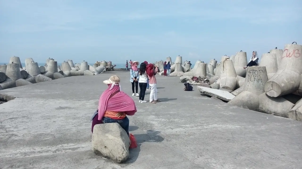 Spot foto pemecah ombak di Glagah