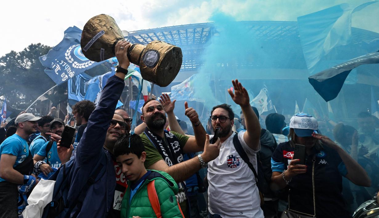 Beberapa jam sebelum pertandingan, mereka bahkan dengan sukacita melakukan selebrasi setelah Lazio yang berada diposisi kedua dikalahkan oleh Inter Milan. (AFP/Andreas Solaro)
