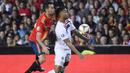 Gelandang Spanyol, Sergio Busquets, berusaha menjaga striker Norwegia, Joshua King, pada laga Kualifikasi Piala Eropa 2020 di Stadion Mestalla, Valencia, Sabtu (23/3). Spanyol menang 2-1 atas Norwegia. (AFP/Jose Jordan)