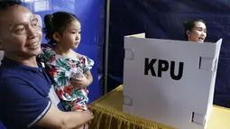 Bilqis Khumaira ikut ke TPS ditemani kakeknya ketika Ayu Ting Ting mencoblos  TPS (Kapanlagi.com/Agus)