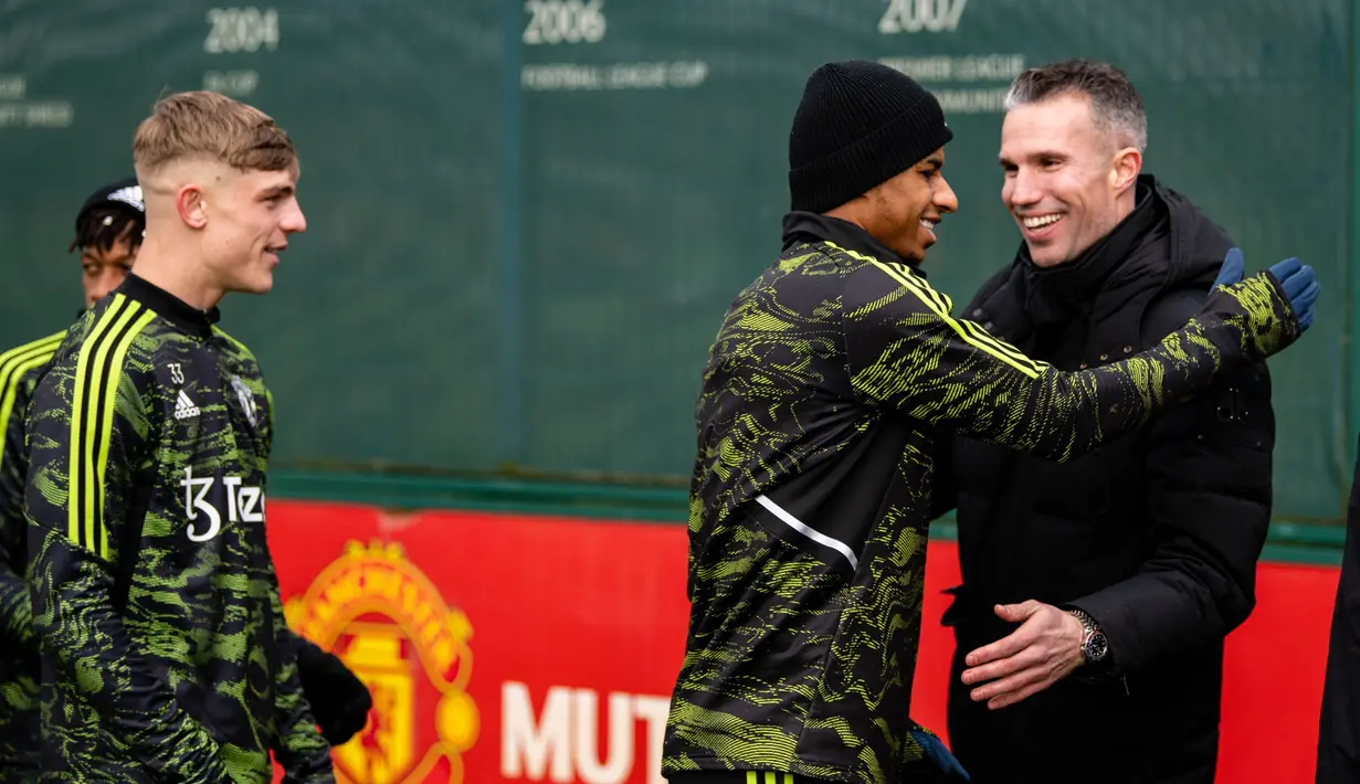 Striker Manchester United, Marcus Rashford (tengah) menyapa Robin Van Persie yang merupakan mantan pemain MU saat akan menjalani sesi latihan di Carrington, Rabu (22/2/2023). (Twitter/Manchester United)