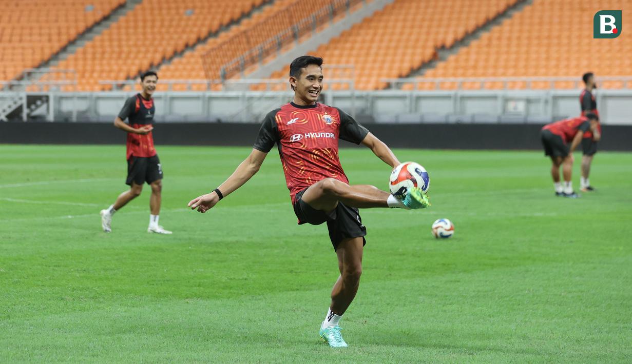 Laga kali ini menjadi krusial bagi Macan Kemayoran untuk memangkas jarak poin mereka dengan pimpinan klasemen, Persib Bandung setelah ditahan imbang 2-2 oleh Persebaya Surabaya. (Bola.com/M Iqbal Ichsan)