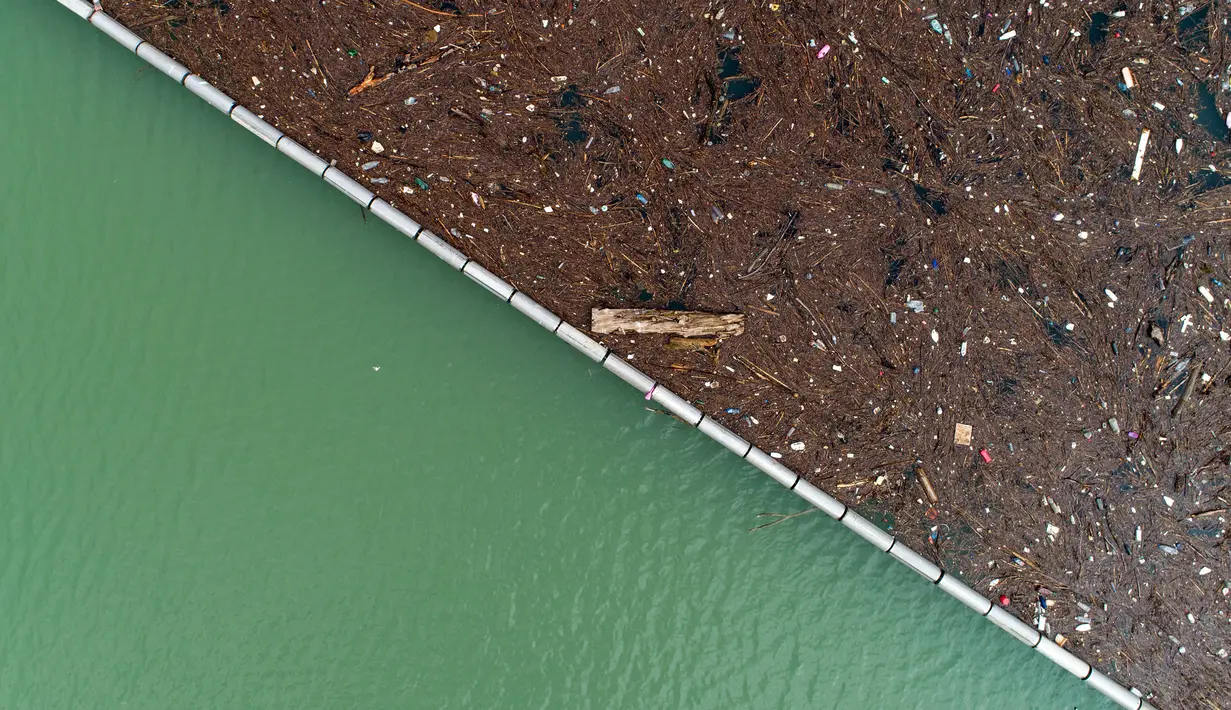 Pemandangan udara dari berton-ton sampah yang mengapung di Sungai Lim dekat Priboj, Serbia, 30 Januari 2023. Botol plastik, papan kayu, tong berkarat, dan sampah lainnya dari tempat pembuangan sampah tepi sungai yang tidak diatur dengan baik terakumulasi selama air pasang. (AP Photo/Armin Durgut)