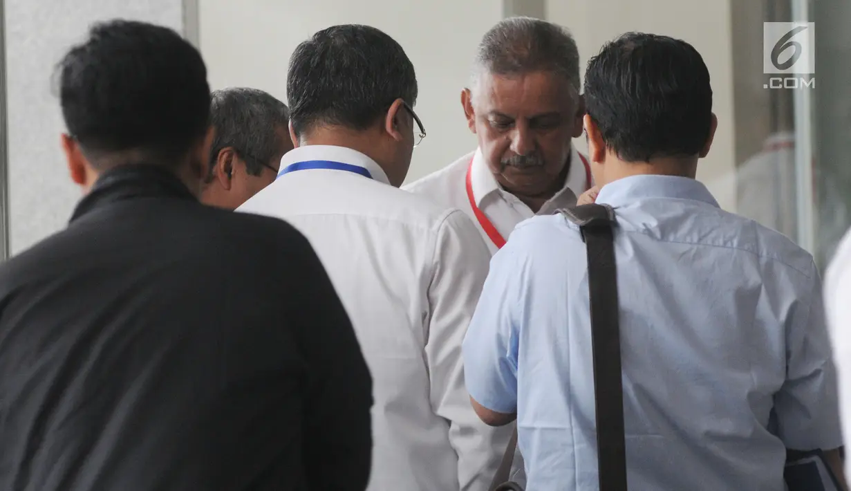 Direktur Utama PT PLN Sofyan Basir kembali mendatangi gedung Merah Putih KPK, Jakarta, Selasa (7/8). Setibanya di KPK, Sofyan Basir enggan membeberkan banyak pernyataan saat ditanya tentang kehadirannya. (Merdeka.com/Dwi Narwoko)