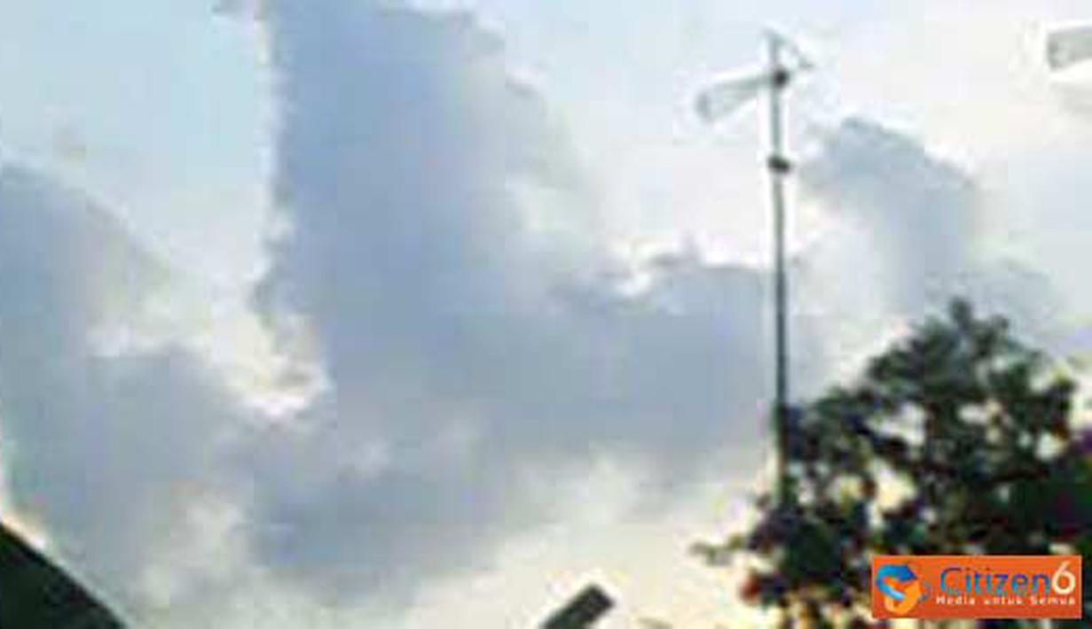 Citizen6: sebuah keajaiban alam berupa awan yang berbentuk lafaz Allah, sesaat menjelang berbuka puasa. (Pengirim: Winarno Ray)