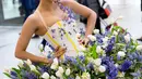 Model berpose dengan gaun yang dihiasi dengan bunga saat pameran bunga Keukenhof di Central Station di Utrecht, Belanda, (29/3). Pameran ini menghadirkan sekitar 20.000 bunga musim semi. (AP Photo / Peter Dejong)