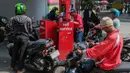 Di sisi lain, PT Pertamina (Persero) melalui Pertamina Patra Niaga juga resmi mengumumkan harga BBM 1 April 2026 yang berlaku di SPBU seluruh Indonesia. Tampak dalam foto, para pengendara sepeda motor mengantre untuk mengisi bahan bakar sepeda motor mereka di sebuah Stasiun Pengisian Bahan Bakar Umum (SPBU), Jakarta pada Rabu 1 April 2026. (BAY ISMOYO/AFP)