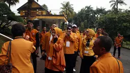 Sejumlah kader Partai Hanura versi Sariffudin Sudding melakukan Long March dari DPP Partai Hanura menuju kediaman Dewan Pembina Partai Hanura Wiranto di Cipayung, Jakarta, Kamis (18/1). (Liputan6.com/JohanTallo)