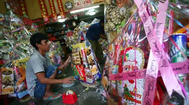 Pedagang memasang dan menyusun parcel Natal di kawasan Glodok, Jakarta. Foto diambil pada Sabtu (20/12/2014). (Liputan6.com/Johan Tallo)