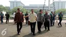 Sejumlah anggota Komisi I DPR berjalan usai melakukan pertemuan dengan pejabat TNI AL digedung utama Mabes TNI AL Cilangkap, Jakarta (19/1/2016). Pertemuan untuk meningkatkan tali silaturahmi. (Liputan6.com/Helmi Fithriansyah)