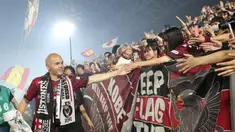 Andres Iniesta yang menjadi mercusuar Vissel Kobe sejak 2018 lalu memutuskan hengkang, meninggalkan berbagai kenangan magis yang menghiasi ruang-ruang Liga Jepang dalam lima tahun terakhir. Pemain legenda Barcelona tersebut pergi setelah tampil 134 kali untuk Vissel Kobe di semua ajang, mencatat 26 gol dan 25 assist. (AFP/Jiji Press)