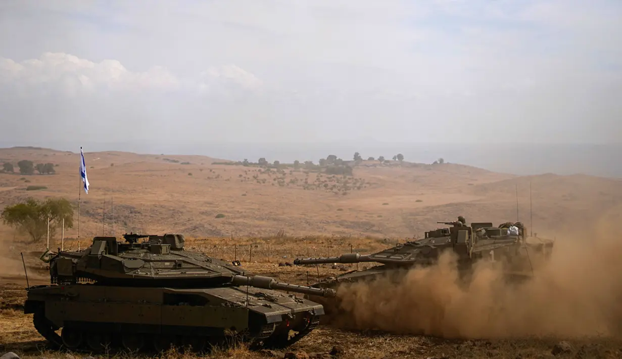 Hizbullah mengatakan dalam pernyataan berturut-turut bahwa tiga anggotanya telah terbunuh dalam “agresi” Israel di Lebanon selatan pada Senin sore. (AP Photo/Ariel Schalit)