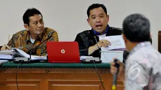 Udar Pristono (kiri) bersama kuasa hukumnya mengajukan pertanyaan kepada saksi dalam sidang kasus pengadaan Bus Tranjakarta di Pengadilan Tindak Pidana Korupsi (TIPIKOR), Jakarta, Rabu, (06/05/2015). (Liputan6.com/Andrian M Tunay)