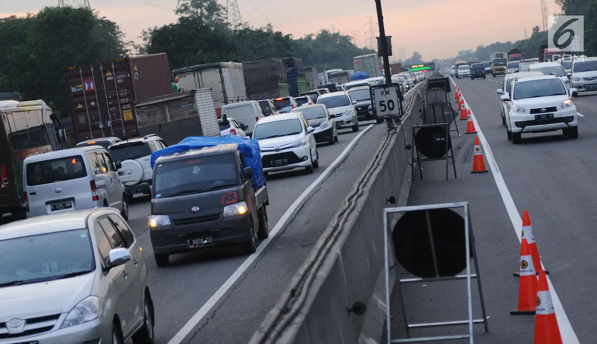 Situasi lalu lintas di jalan tol Jakarta-Cikampek KM 50, Jumat (22/12). Guna mengurangi kepadatan arus pada libur panjang Natal 2017, petugas menerapkan sistem contra flow arah Cikampek mulai dari gerbang Cikarang Utama. (Liputan6.com/Helmi Fithriansyah)