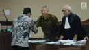 Menhub, Budi Karya Sumadi (kiri) menyalami terdakwa suap perizinan dan pengadaan proyek di lingkungan Ditjen Hubla TA 2016-2017, Antonius Tonny Budiono usai sidang di Pengadilan Tipikor, Jakarta, Rabu (28/3). (Liputan6.com/Helmi Fithriansyah)