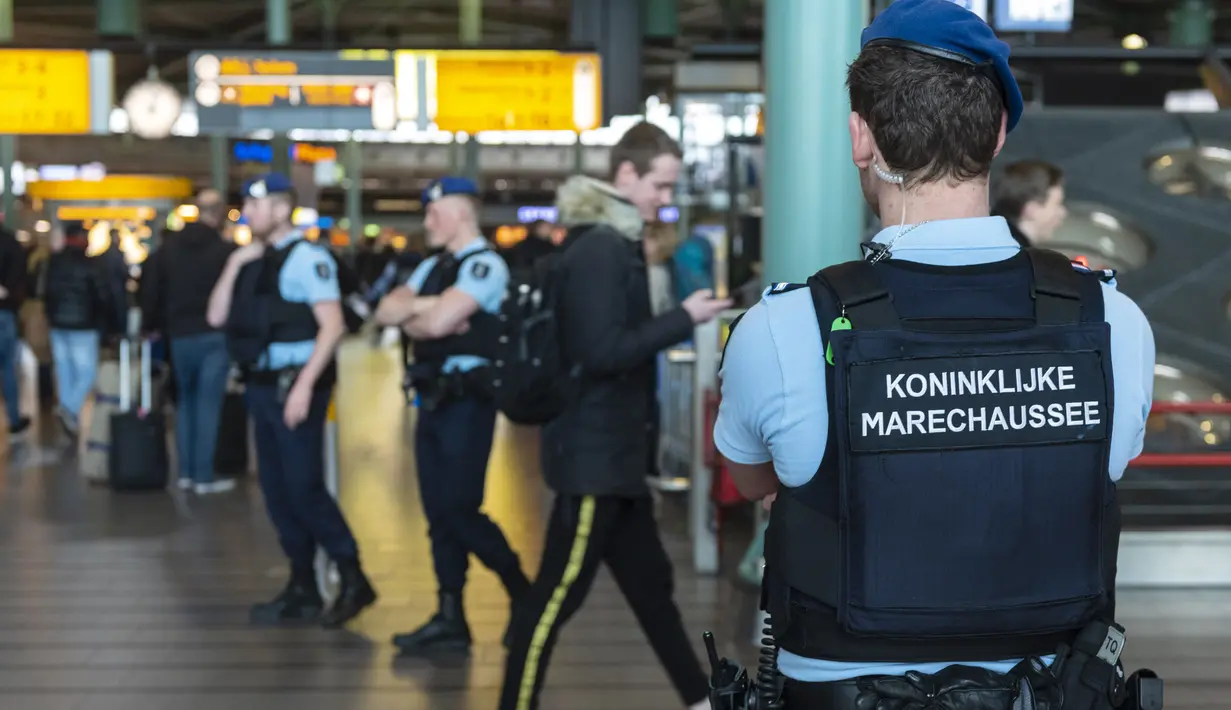 Unit polisi militer dikerahkan di Bandara Schiphol, dekat Amsterdam, Senin (18/3). Pihak keamanan di Belanda meningkatkan keamanan di bandara dan bangunan penting lainnya usai penembakan di Utrecht yang menewaskan 3 orang.  (Evert Elzinga/ANP/AFP)