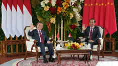 Presiden Republik Indonesia Joko Widodo atau Jokowi (kanan) dan Perdana Menteri China Li Qiang (kiri) melambaikan tangan kepada wartawan saat pertemuan mereka di Istana Merdeka, Jakarta, Indonesia, Jumat (8/9/2023). (AP Photo/Achmad Ibrahim)