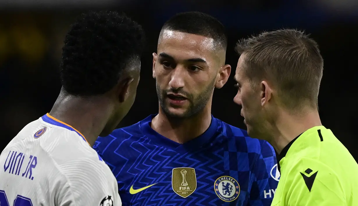 Hakim Ziyech. Gelandang serang Chelsea asal Maroko berusia 29 tahun ini baru dimasukkan di awal babak kedua pada menit ke-46 menggantikan N'Golo Kante. Sayang, perannya yang diharapkan dapat meningkatkan serangan The Blues tetap berujung kekalahan 1-3. (AFP/Javier Soriano)