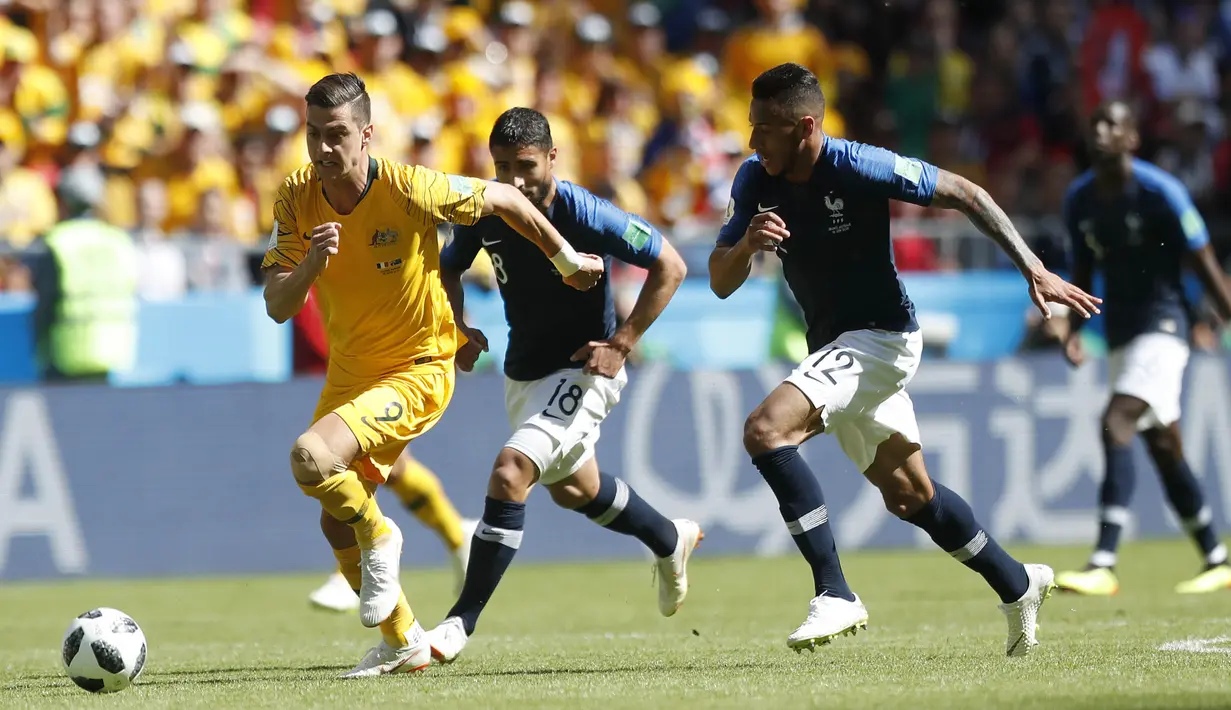 Penyerang Australia, Tomi Juric, berusaha melewati pemain Prancis, Nabil Fekir, pada laga Piala Dunia di Kazan Arena, Sabtu (16/6/2018). Prancis menang 2-1 atas Australia. (AP/Pavel Golovkin)
