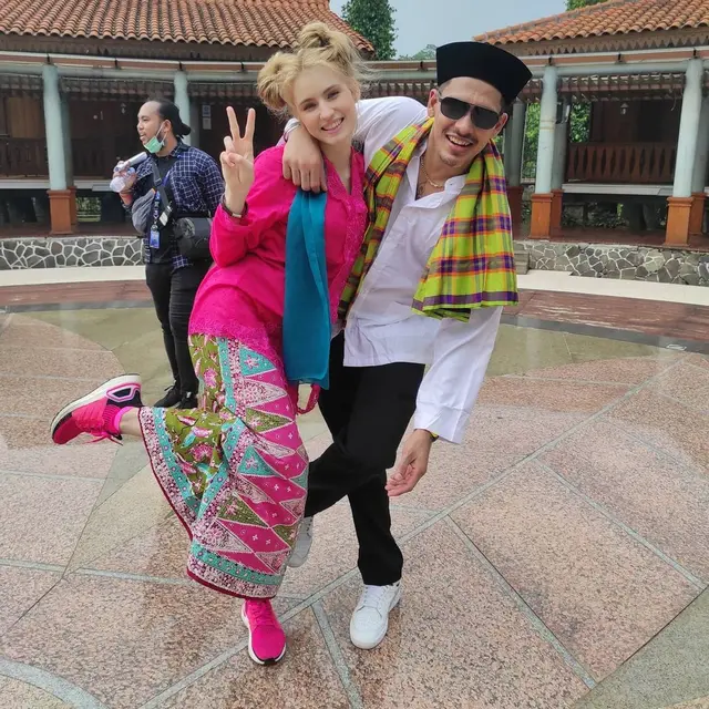 Beri Nama Unik ke Anak Kedua, Ini 6 Potret Kompak Robby Shine dan Nastasya Shine