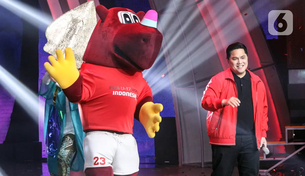 Ketua Umum PSSI Erick Thohir bersama Maskot Piala Dunia U-17 Bacuya saat menyampaikan sambutan pada Konser Histeria Pesta Bola Dunia 2023 di Studio 5 Emtek City, Jakarta, Selasa (10/10/2023). Dalam rangka menyambut FIFA U-17 World Cup Indonesia 2023, SCTV menghadirkan rangkaian program dan acara meriah, salah satunya Konser Histeria Pesta Bola Dunia 2023. (Liputan6.com/Angga Yuniar)