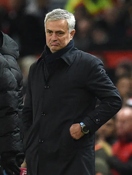 Ekspresi Pelatih Tottenham Hostpur, Jose Mourinho saat melihat pemainnya bertanding melawan Manchester United pada lanjutan Liga Inggris di Old Trafford, Rabu (4/12/2019). Tottenham kalah tipis atas MU 2-1. (AP Photo/Rui Vieira)