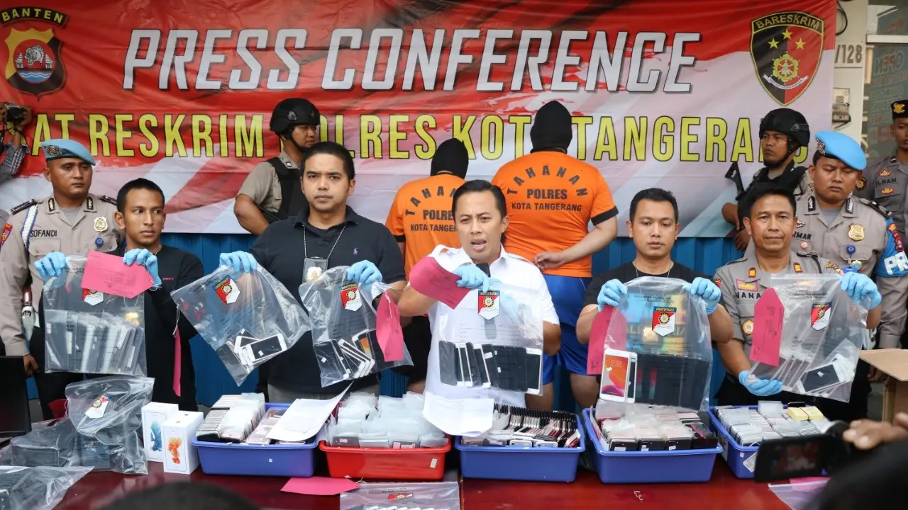 Kepolisian Resort Kota Tangerang menangkap sindikat penjual smartphone rekondisi.