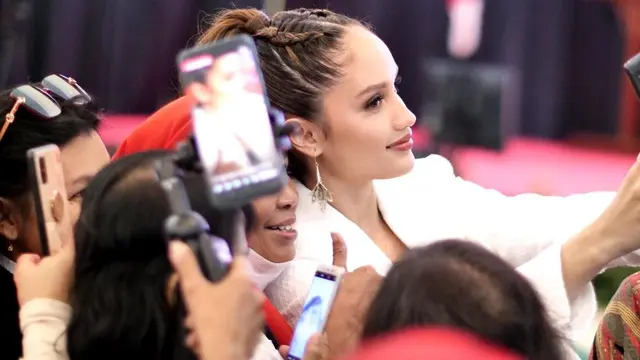Cinta Laura pidato di Gedung MPR (Foto: Instagram @claurakiehl)