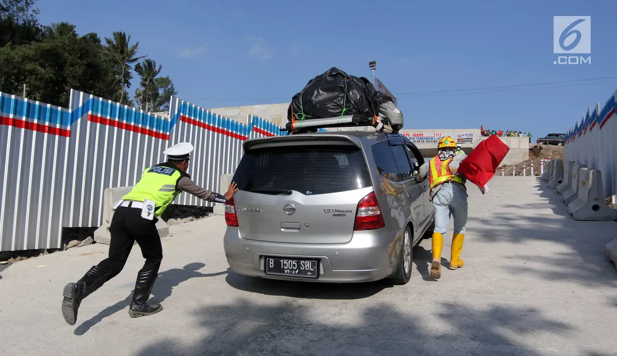 Petugas membantu kendaraan pemudik yang tidak kuat melaju di tanjakan Kali Kenteng, ruas tol fungsional Salatiga-Kartasura, Susukan, Kabupaten Semarang, Jawa Tengah, Selasa (12/6). (Liputan6.com/Arya Manggala)