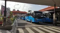 AP I menyiapkan counter reschedule dan refund, serta bus di Bandara Ngurah Rai, Bali seiring Erupsi Gunung Agung. (Dok AP I)