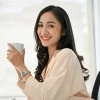 ilustrasi perempuan tersenyum/BongkarnGraphic/Shutterstock