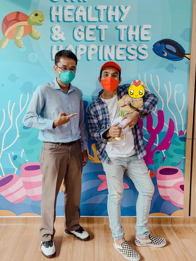 7 Potret Komo Ricky Momong Anak Pertama, Curi Perhatian
