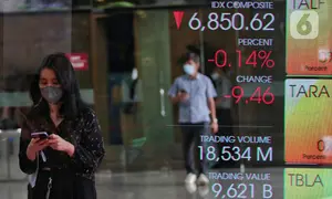 Karyawan melintasi layar yang menampilkan Indeks Harga Saham Gabungan (IHSG) saat acara Penutupan Perdagangan Bursa Efek Indonesia Tahun 2022 di Jakarta, Jumat (30/12/2022). PT Bursa Efek Indonesia (BEI) mencatat ada 59 perusahaan yang melakukan Initial Public Offering (IPO) atau pencatatan saham sepanjang 2022. Pada penutupan perdagangan akhir tahun, Indeks Harga Saham Gabungan (IHSG) ditutup lesu 0,14% atau 9,46 poin menjadi 6.850,62. (Liputan6.com/Angga Yuniar)